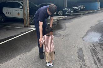 桃園2歲童「想看車車」！追警車誤闖派出所 暖警助母子團聚