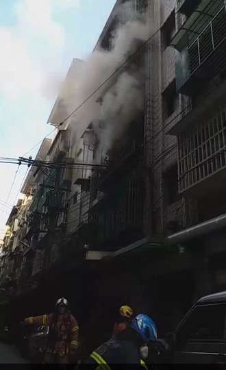 快訊》土城公寓大火竄濃煙！ 消防緊急救出男子燒燙傷送醫