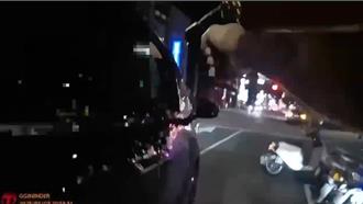 運兵車不爽停車位遭搶！ 險擦撞員警遭「拔槍喝斥」