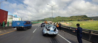 貨櫃車未保持車距高速追撞　轎車遭夾擊成廢鐵