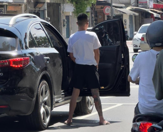 高雄男紅燈下車街頭解放 網酸：膀胱無力人盡皆知
