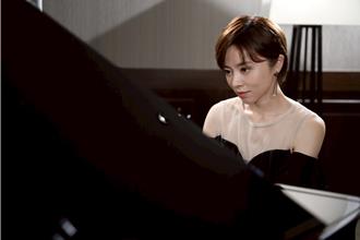 王瞳变身復仇女！弹钢琴唤起童年恶梦：被打手