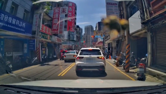 鶯歌都市傳說？老BMW「停對向道」等紅燈 網愣：78歲？