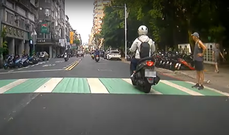 傻眼了！他「急煞车」礼让行人阿伯 却遭后方车撞翻