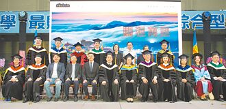 文化大学毕业典礼 校长勉励找自己