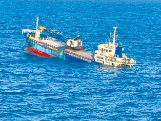 「鑫豐輪」恐沉沒 金門攔漏油防汙染