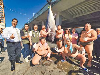 力士扛黑鮪 東港漁會盼重啟銷日
