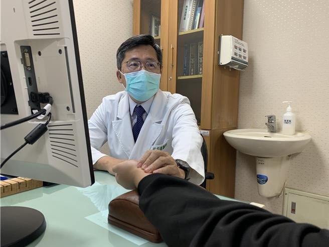 花蓮門諾醫院中醫科主任楊成湛建議家長避免孩子性早熟，除可透過中西醫療法調理身體，更重要的是改變日常生活，培養規律運動及早睡的習慣。（花蓮門諾醫院提供／羅亦晽花蓮傳真）