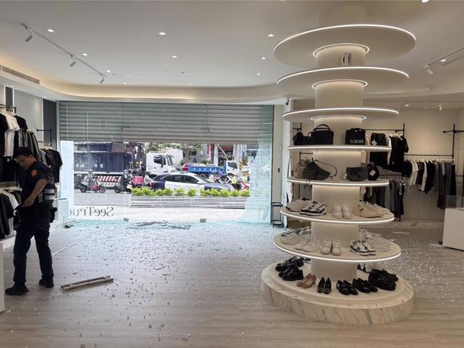 台中北屯區太原路3段1間精品店9日上午11時發生汽車衝撞事件。（民眾提供／馮惠宜台中傳真）