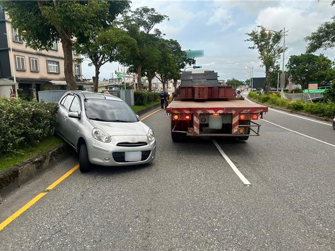 宜蘭縣冬山鄉冬山路二段9日下午近傍晚時分，驚見一輛銀色小客車「橫躺」在分隔島上。（警方提供／吳佩蓉宜蘭傳真）