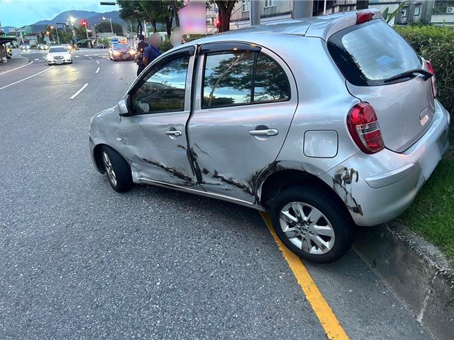 宜蘭縣冬山鄉冬山路二段9日下午近傍晚時分，驚見一輛銀色小客車「橫躺」在分隔島上。（警方提供／吳佩蓉宜蘭傳真）