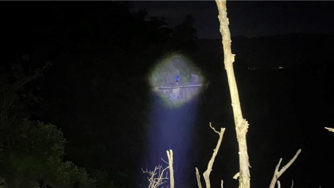 警方使用投射灯搜寻，在197县道鸾山段26.5公里处发现受困男子。（关山分局提供／萧嘉蕙台东传真）