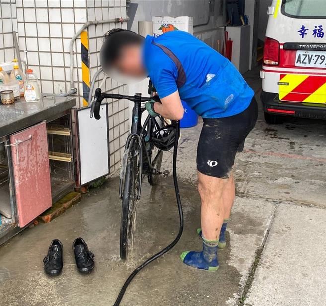 加拿大籍男子顺利获救，精神状况良好、无外伤。（关山分局提供／萧嘉蕙台东传真）