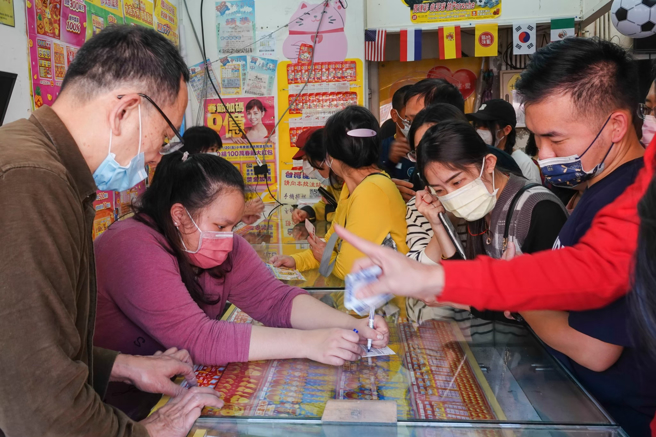 财政部统计，今年3月全台彩券行销售家数已达1万0426家，直营连锁超商家数。（示意图，记者黄子明／摄影）