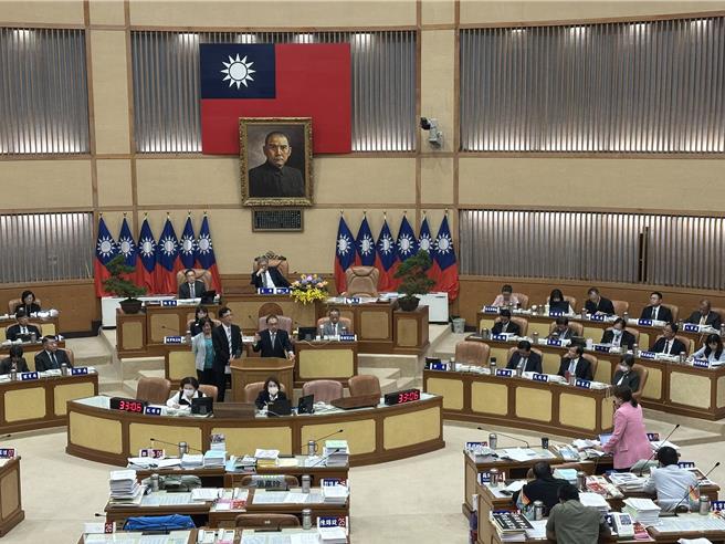 內政部都市計畫委員會今（10）日審議通過三重「銀新未來城」計畫，議員顏蔚慈10日總質詢時指出，既然內政部審議通過，顯示中央並無卡地方。（高鈞麟攝）