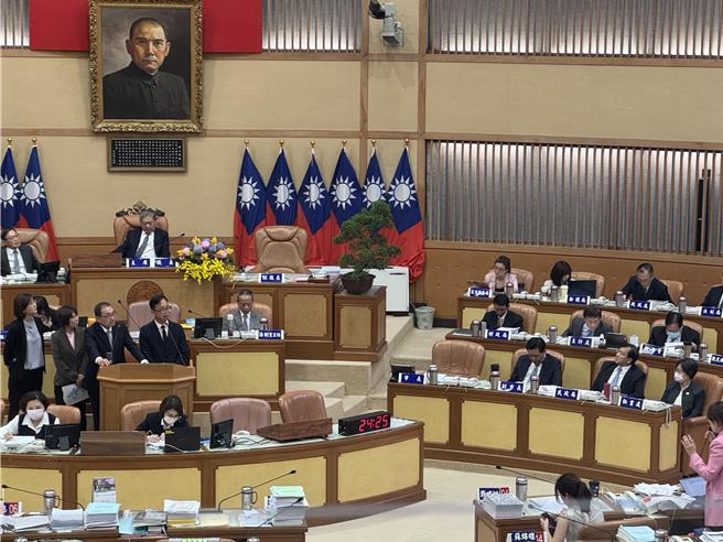 韓劇女神辛睿恩、李聖經來台舉辦見面會，不約而同選定新北市三重綜合體育館。新北市議員顏蔚慈今（10）日總質詢就指出，三重體育館有條件發展「粉絲經濟」，希望市府能好好評估。（柯毓庭攝）