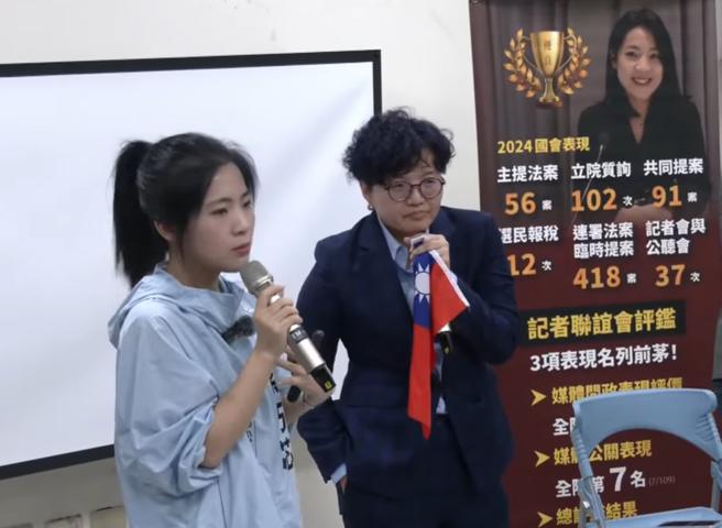 政治评论员吴静怡（右）7日前往国民党立委徐巧芯（左）的政策说明会，却惨遭围剿。（图取自中时新闻网直播）