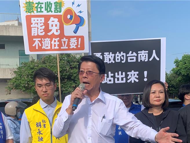 罢免民进党立委王定宇案的领衔人胡永融（左）宣布二阶连署未达门槛，他感谢参与连署的勇敢台南人。（资料照片／郭良杰台南传真）