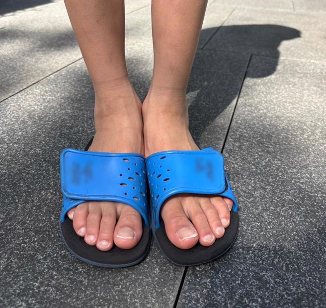 大陸傳出抽檢兒童涼鞋，發現其中鄰苯二甲酸酯含量超標3至500倍，引發兒童健康隱憂。（茂盛醫院提供／馮惠宜台中傳真）