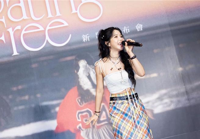 頌樂10日舉辦中文單曲記者會,藝人AcQUA源少年的黃莑茗、盧佾暘、李秉諭、林毓家,以及POLARIX的翟浚安到場送壽桃祝賀。(陳曉涵攝)