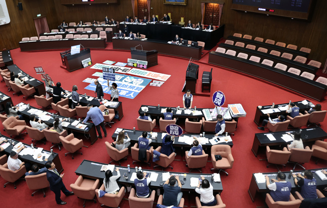 立法院10日院会处理攸关军人加薪的「军人待遇条例部份条文修正草案」，在表决第6条修正草案时，蓝白以人数优势通过法案。（姚志平摄）