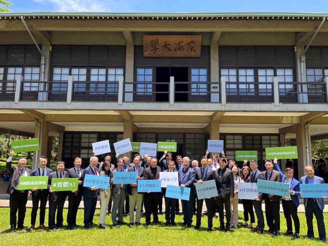 东海大学与美国乔治亚理工，携手蓝涛亚洲总裁黄齐元所创立的亚桥教育基金会，共同打造「智慧制造与AI实验园区」并导入六大国际认证课程。(照片/东海大学提供)