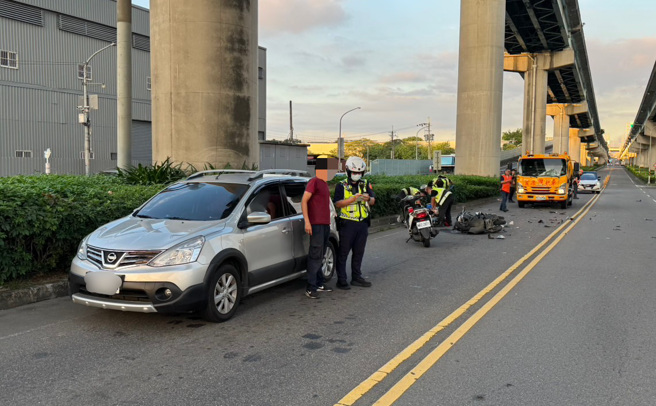 新北五股嚴重車禍，騎士逆向衝撞，頭部重創命危送醫。（圖／翻攝畫面）