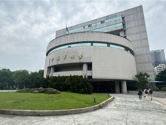 北市议会惊传共谍案，检调查出担任台北市某议员脸书小编的林姓男子疑涉犯《国家安全法》，台北地检署10日指挥调查局兵搜索林男的住处及办公室查扣资料，并前往北市议会搜索，某议员证实确有此事。（徐佑升摄）