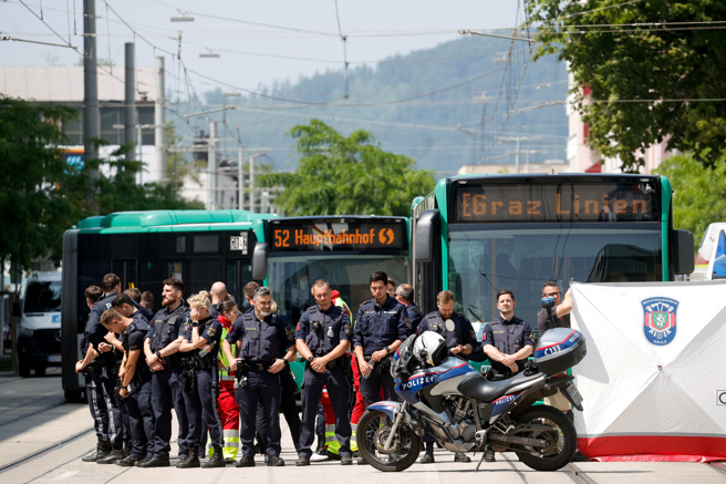 奧地利第二大城格拉茨一所中學10日發生校園槍擊案，警方獲報後趕抵現場掩護學生疏散。（路透）