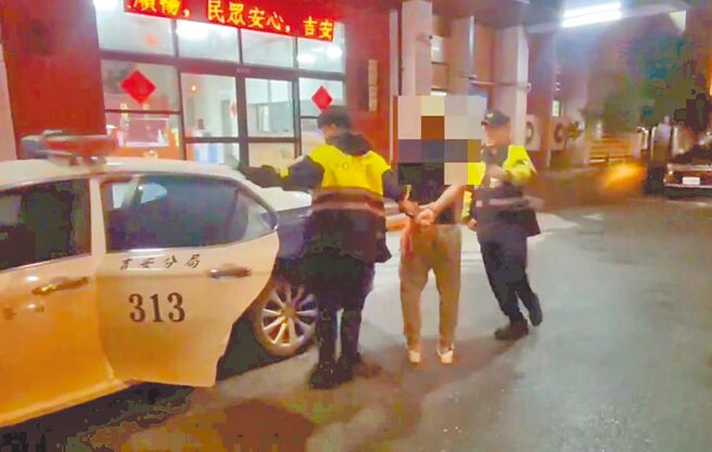 26歲呂姓男子（中）8日在花蓮吉安鄉化仁海堤，疑向33歲林姓女子求愛不成引發殺機，將人打暈後拖入海裡離去，警方9日凌晨在花蓮市某汽車旅館將人拘提到案。（警方提供／羅亦晽花蓮傳真）