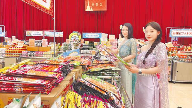中友百货限时举办「泰国美食物产展」，民眾还有机会免费试穿泰国传统服饰。（中友百货提供）