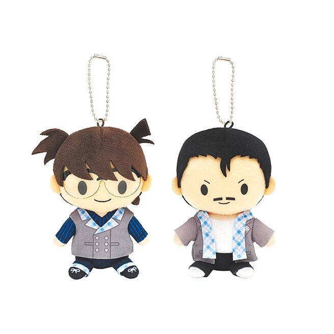 《名侦探柯南 独眼的残像》快闪店引进柯南（左）与毛利小五郎（右）的日版吊饰。（曼迪传播提供）