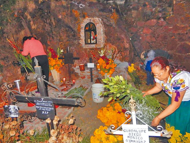 家家户户为亡灵节精心布置，灯火通明，庭院门户大开。（照片提供／眭澔平）