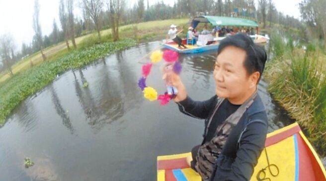 顾不得其他游客好奇的眼光，我孤独一人飘荡于这艘航向八方冥界的幽灵船上。（图片提供／眭澔平）