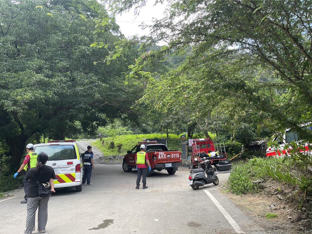 屏東縣「海神宮」11日下午驚傳遊客溺水意外，據悉，稍早搜救人員救起3人，但全都OHCA，目前送醫搶救中。（民眾提供／謝佳潾屏東傳真）