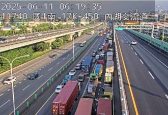 上班快改道！ 國1南下內湖段重大翻車事故塞爆