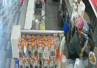 周氏虾卷员工「厨余倒滷锅」遭开除 店家亲曝监视器画面 小老板道歉