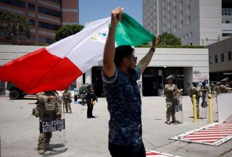 洛杉磯暴動 墨西哥國旗為何成象徵標誌