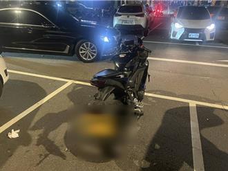 抓包女友与小王看夜景！桃园男暴怒拿球棒狂K情敌机车