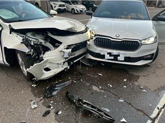 高雄23歲男開車轉彎角度過大「衝進對向道」 撞直行車釀2傷