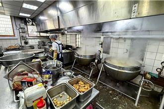宜蘭學校中央廚房爆熱傷害！營養午餐廚工熱暈