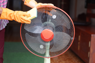 風扇卡灰塵免拔下來沖水 達人教清潔1招 變超乾淨