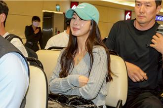 直击》45岁金泰希美成这样！面露甜笑抵台「超狂状态惊艷路人」