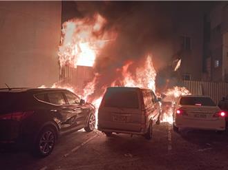 員林機車行清晨大火延燒5輛汽車    屋主妻、兒燒傷送醫