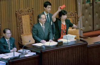 陳婉真生前這1幕曾轟動全台！「拿垃圾桶蓋王金平的頭」結局大逆轉