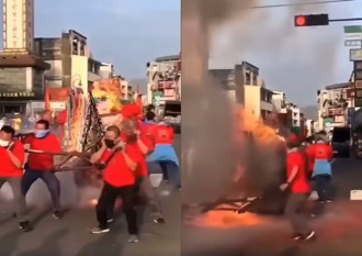 8人神轎吃炮「出事了」 火勢太猛！轎班棄轎狂逃
