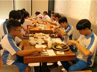 鼓勵偏鄉學生飲水思源 牛排館請雲林35師生吃大餐