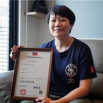 桃園消防發揮巧思 研發「電動車防火裝置」取得專利