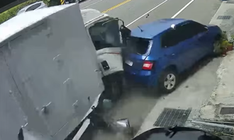 「剛停好」秒被撞飛180度旋轉 網驚嚇：好在人還沒下車