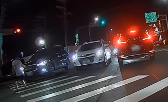 「帝王行人」出巡？他走斑馬線闖紅燈險遭撞 驚險瞬間曝光